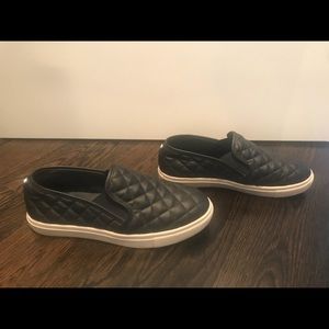 Steve Madden black sneaker - size 6